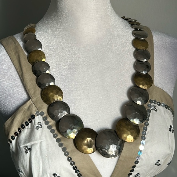 Vintage Statement Women’s 2 Tone Hammered Graduated Disc Necklace - Picture 2 of 7